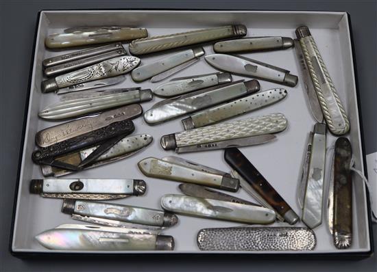 A collection of twenty four assorted 19th century and later silver pocket or fruit knives and a pair of scissors.